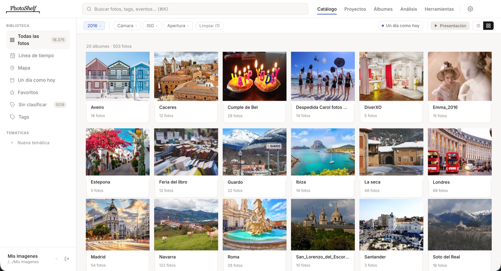 Vista de catálogo de PhotoShelf, con álbumes organizados por viaje y evento